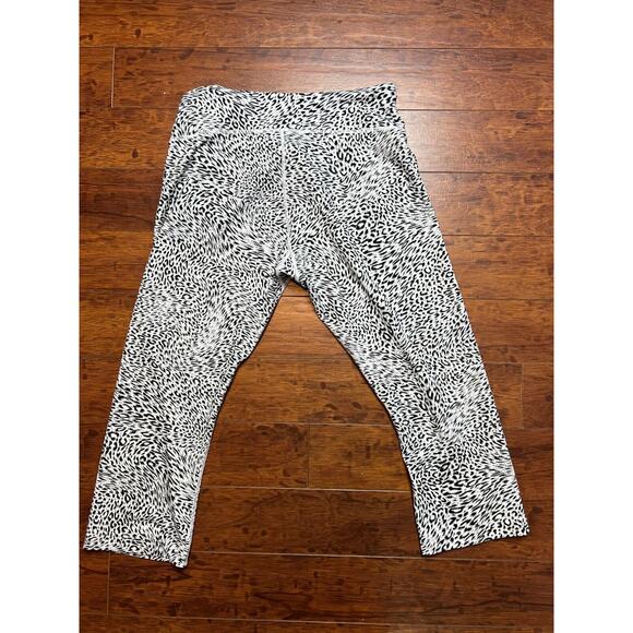Reebok Activewear Cropped Pants Leggings Animal Print Medium Black White - Picture 7 of 8